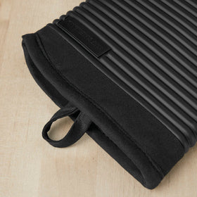 Close-up of KitchenAid ribbed silicone mitten grip detail for confident lifting of hot pans