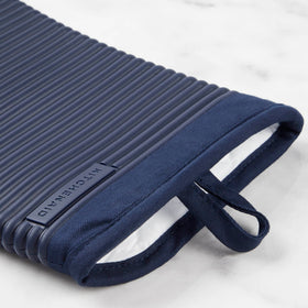 KitchenAid oven mitts are easy to rinse and wipe clean after cooking.