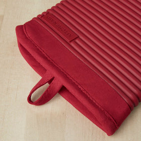 Textured ribbed silicone mitt provides water resistance and control when lifting hot dishes.