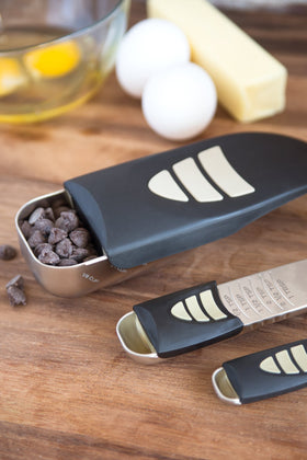 KitchenArt Baker’s Pro Adjust-A-Measure Sliding Cover locks measurement, ensuring precision.
