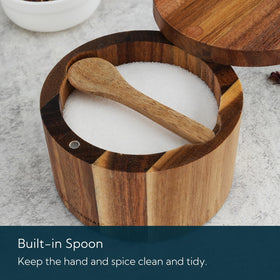 KITCHENDAO dust-proof salt container helps keep contents clean.