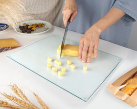Versatile counter protector doubles as a stylish serving board