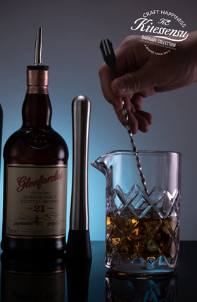 KITESSENSU backbar-ready glass adds style while keeping cocktails balanced during preparation.
