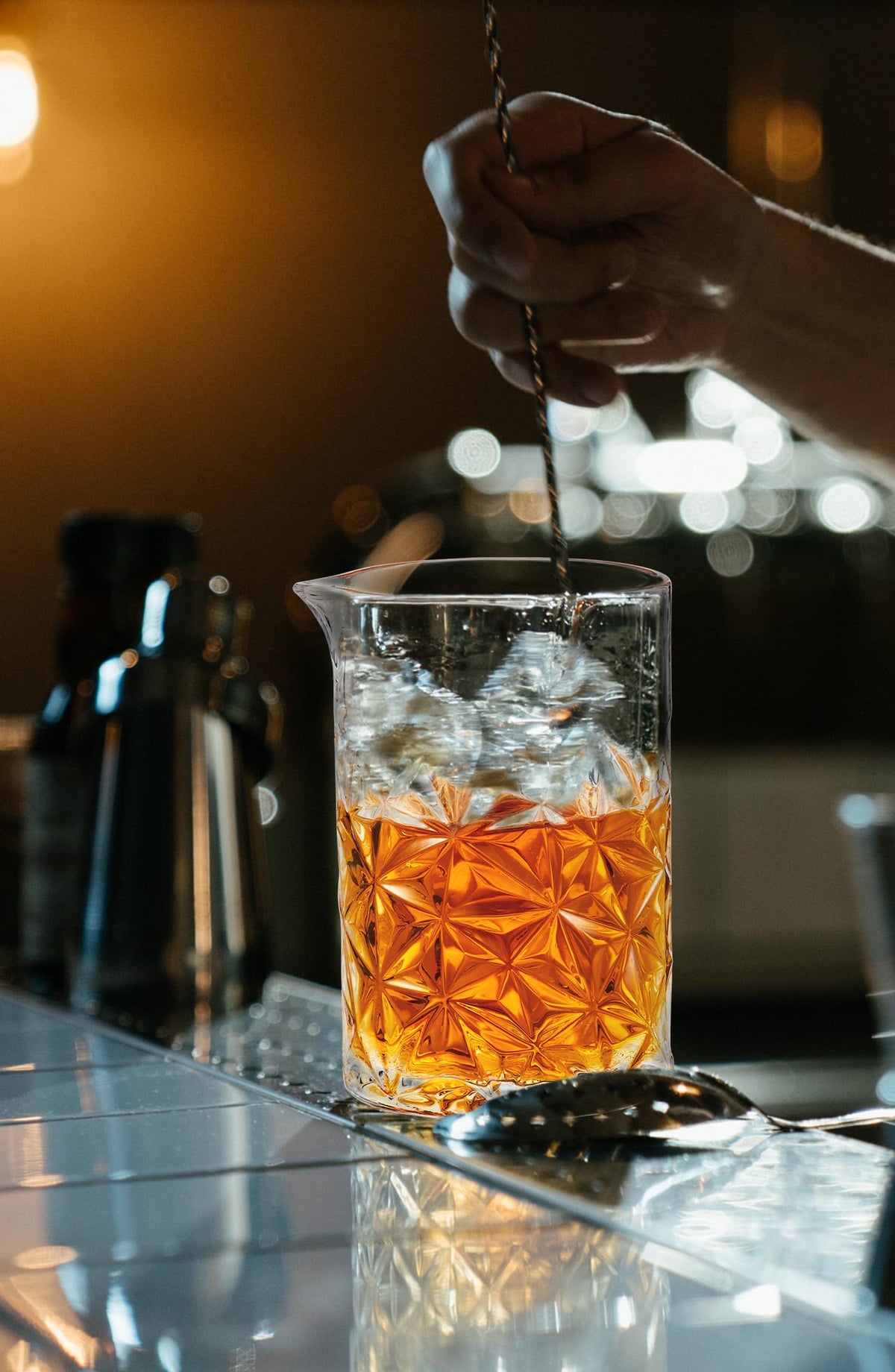 KITESSENSU diamond-design mixing glass offers a secure grip and visual appeal.