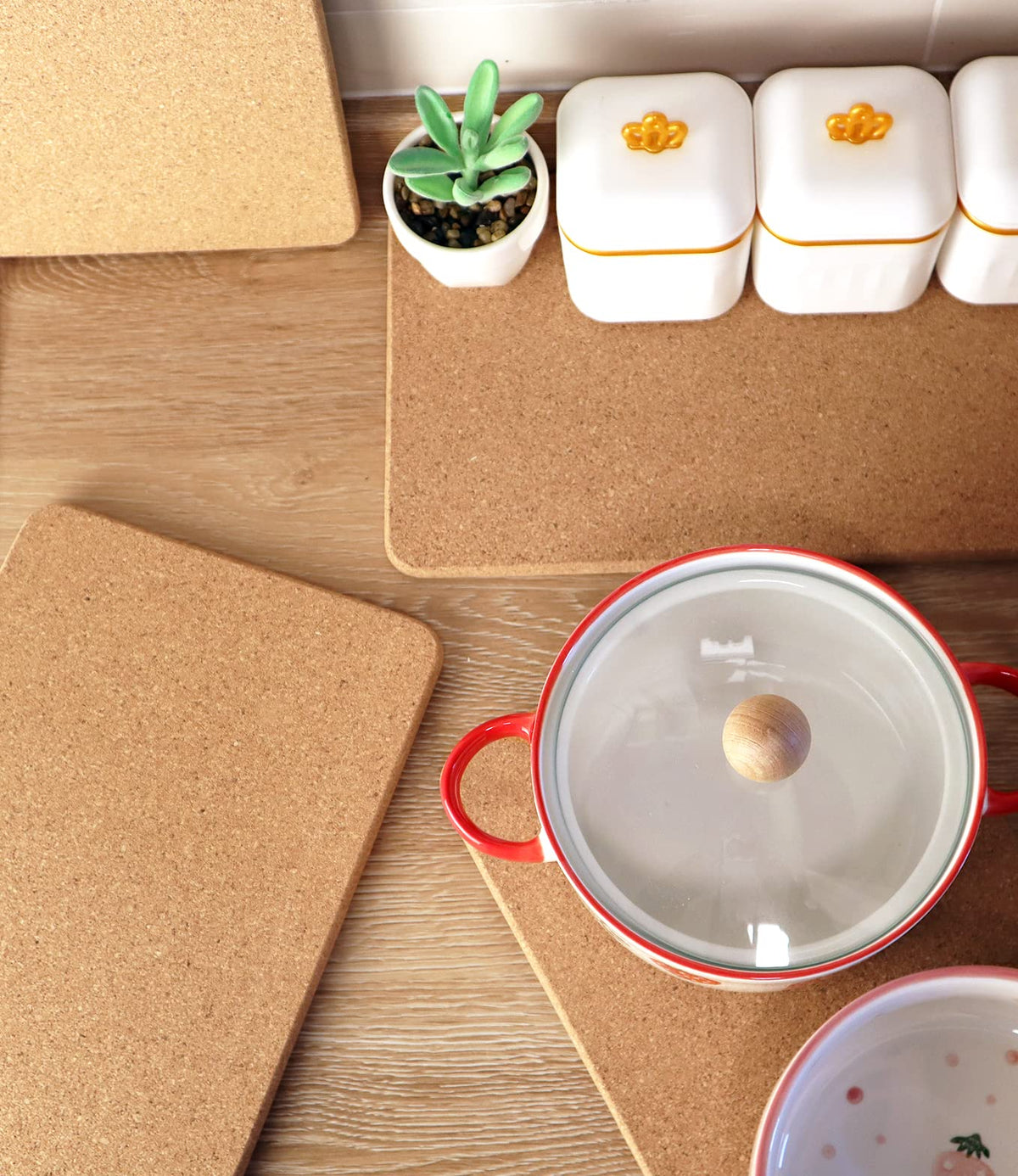 KITLAB 4-pack cork trivets offer easy storage and quick cleanup after meals.