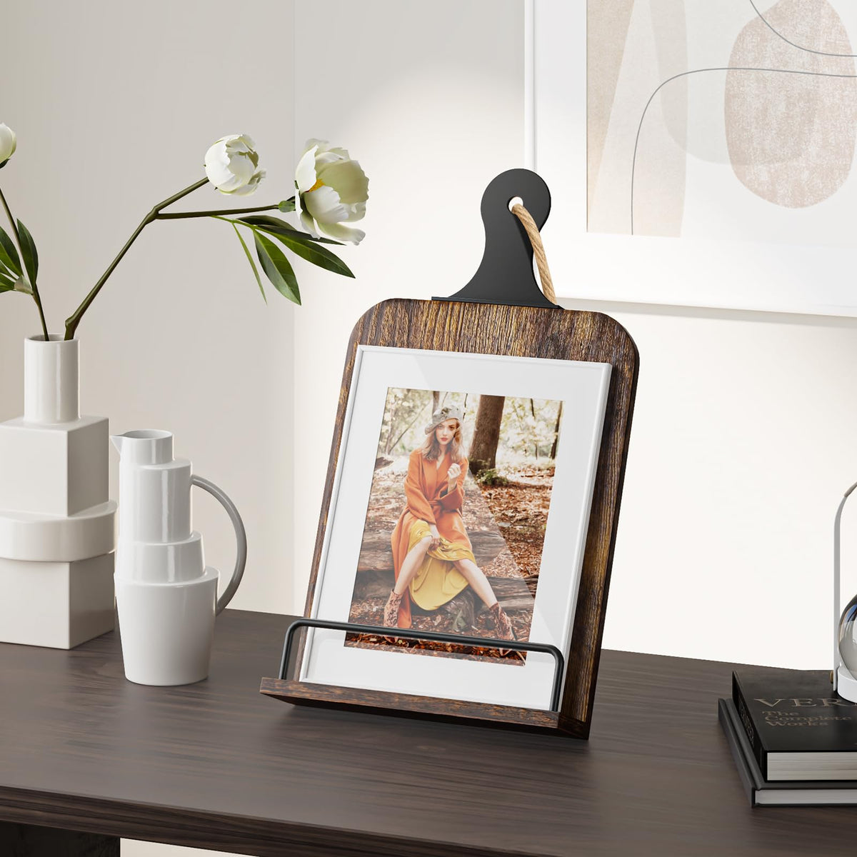 KLM stand holds tablet beside a recipe page for hands-free cooking