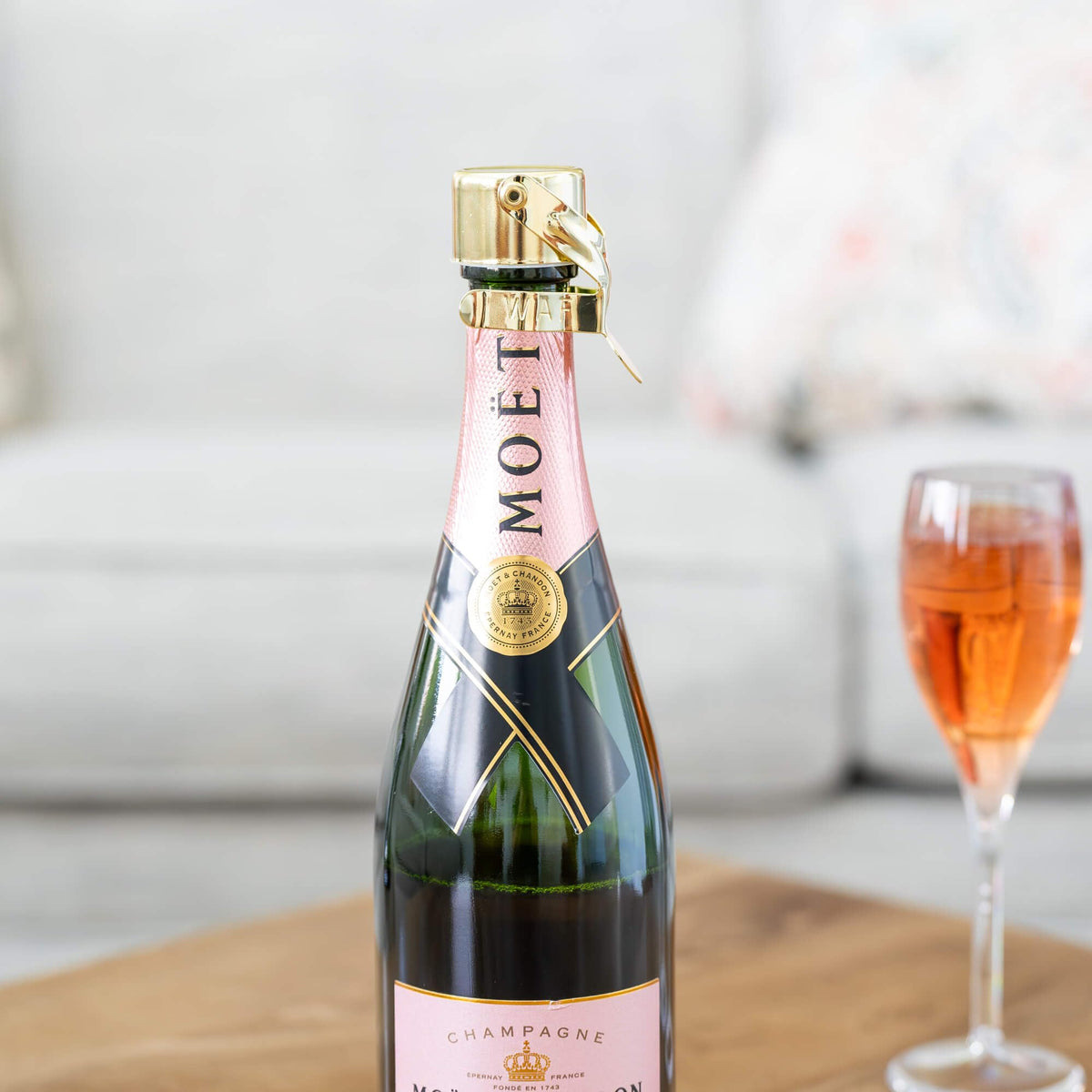 KLOVEO Easy-use press-to-seal action fits standard bottle necks.