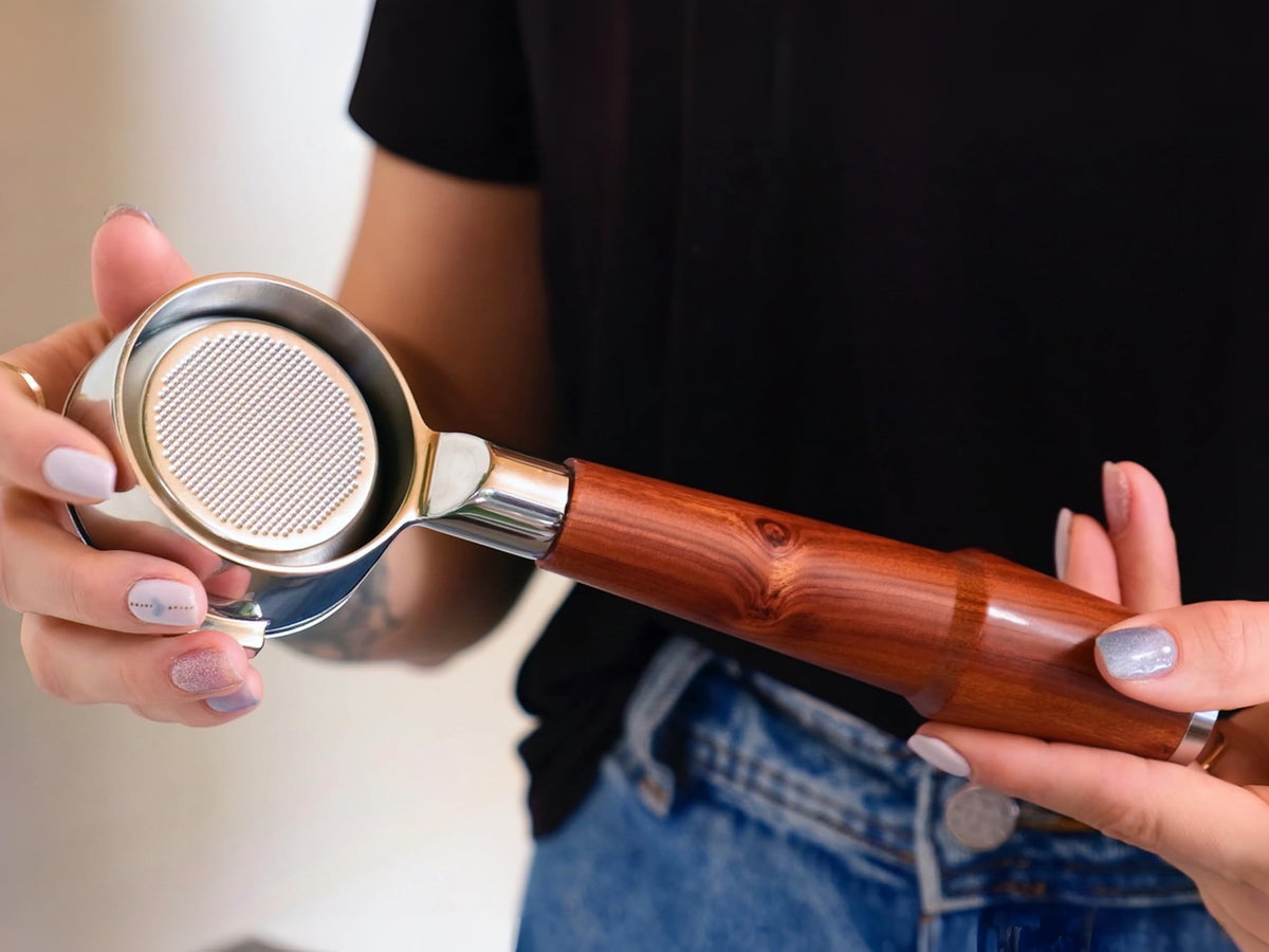 KNODOS 54mm portafilter fits Breville/Sage machines for leak-free stability.