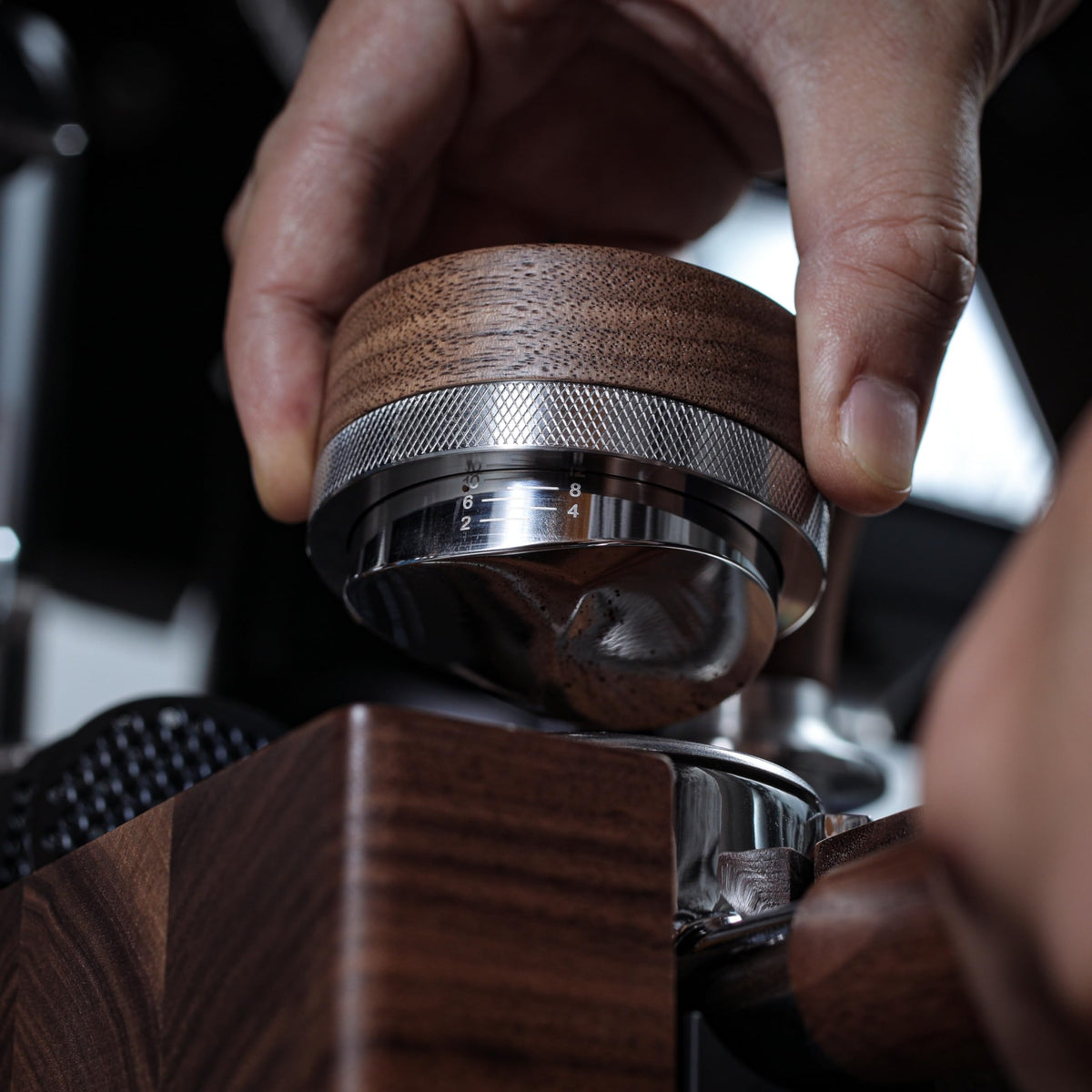 KNODOS adjustable-depth base demonstrates even grounds without added pressure.