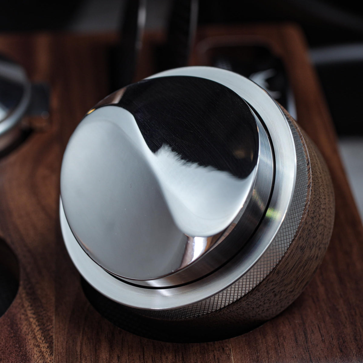 KNODOS ergonomic natural wood handle in use during leveling.