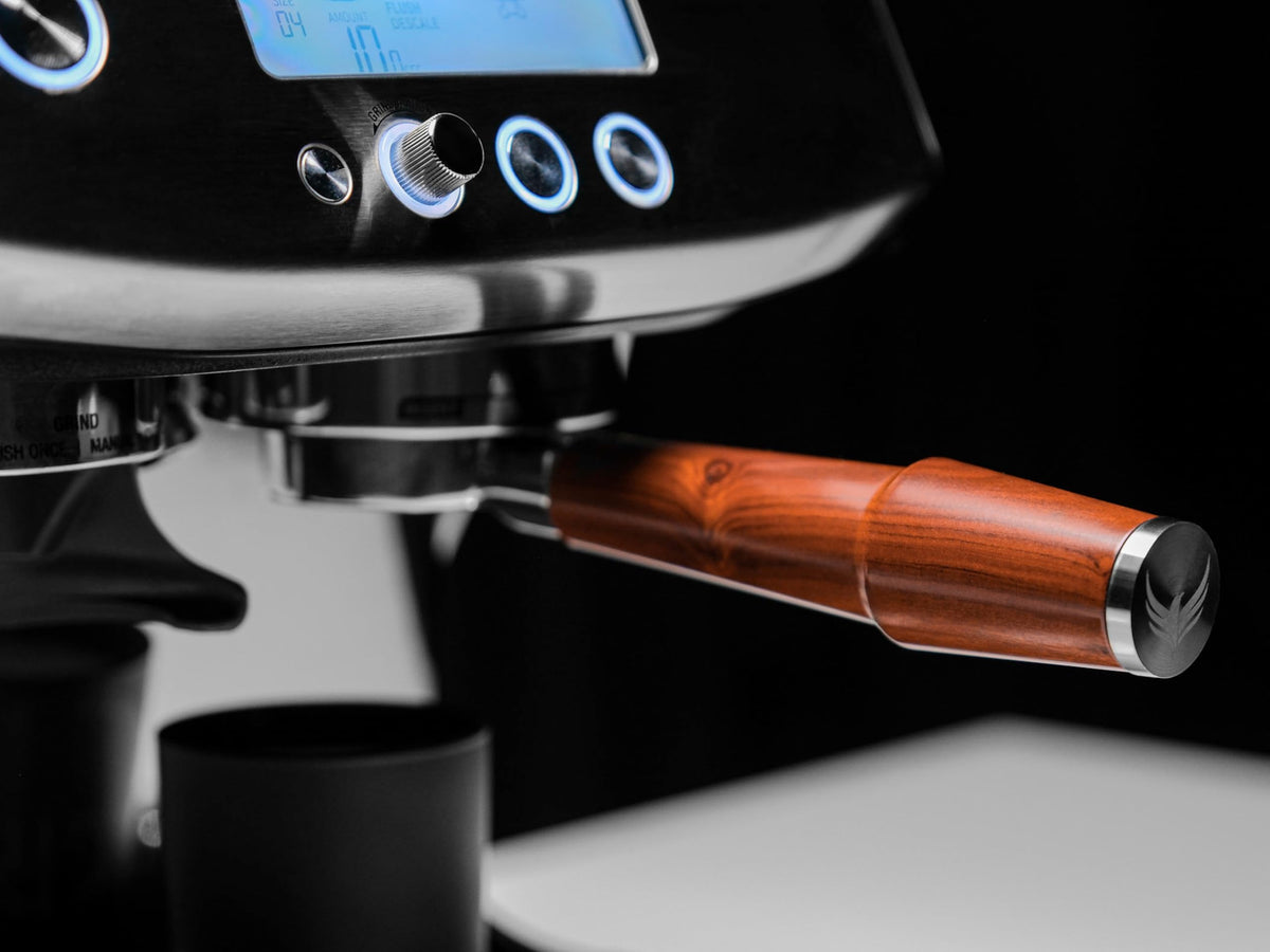 KNODOS ergonomic rosewood handle provides warm, comfortable grip during tamping.