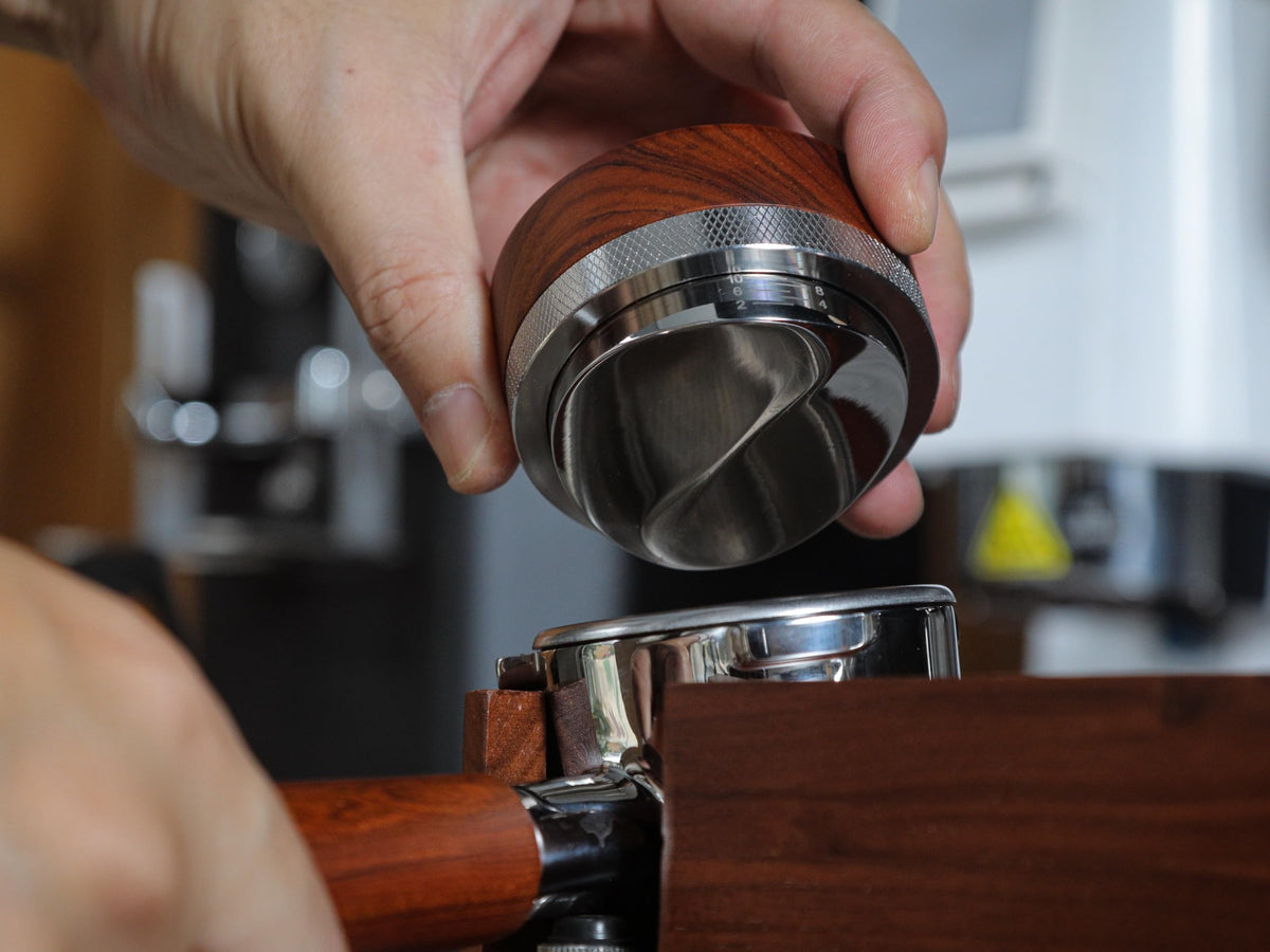 KNODOS leveling base design flattens coffee bed before tamping