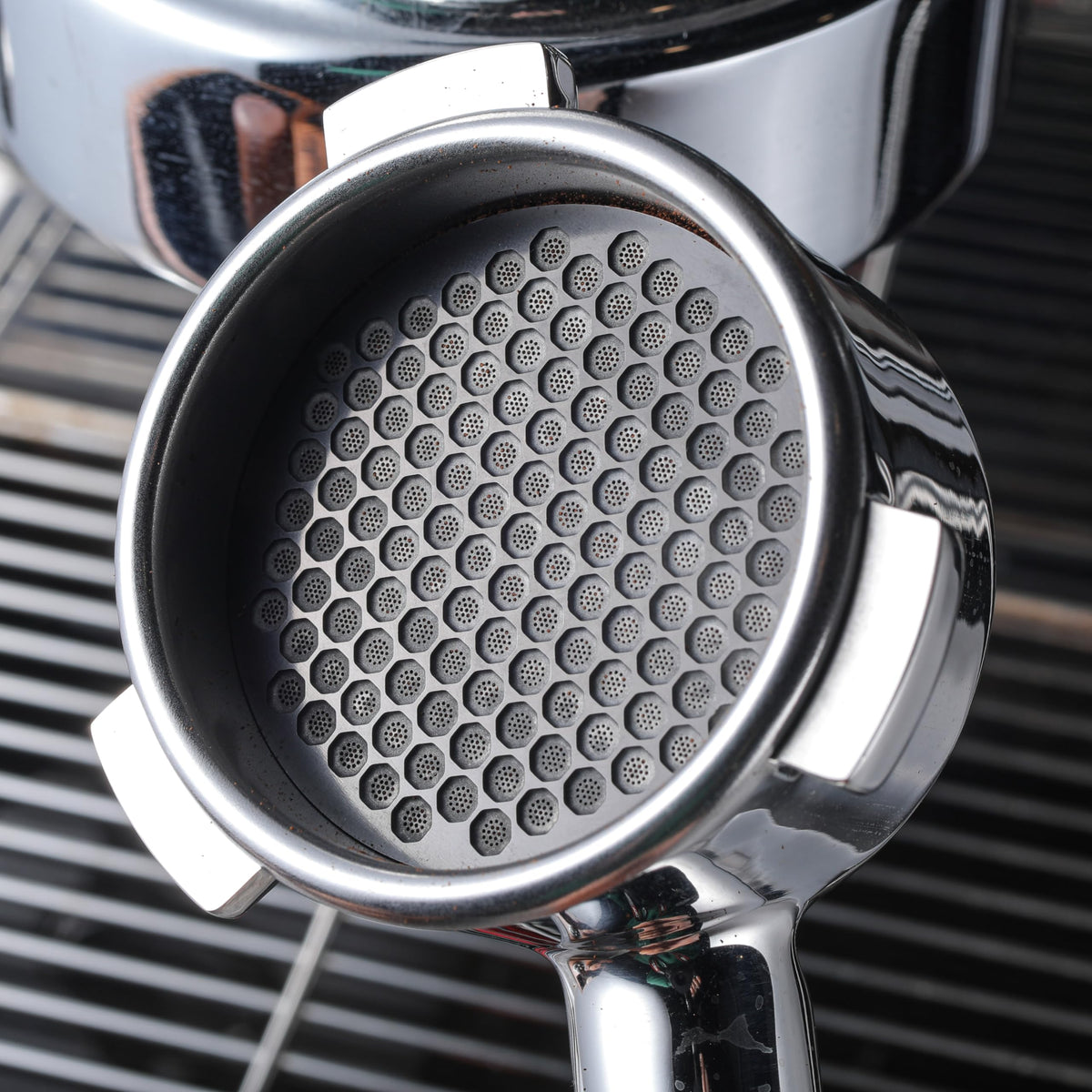 KNODOS magnetic attachment on compatible 58mm portafilters supports a stable setup