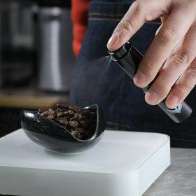 KNODOS measuring bowl with 25g+ capacity for flexible dosing.