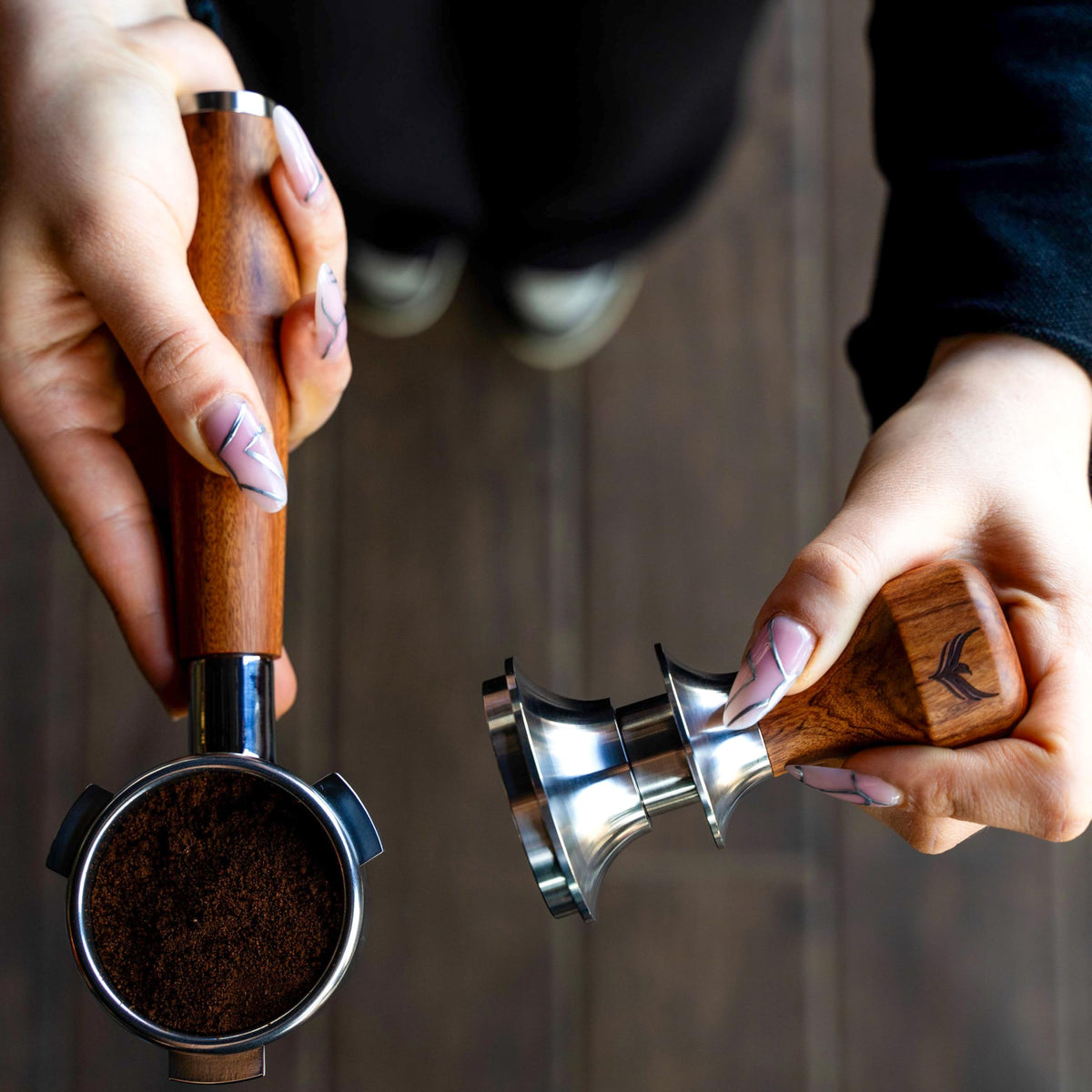 KNODOS rosewood tamper base ensuring a stable, level coffee bed during extraction.