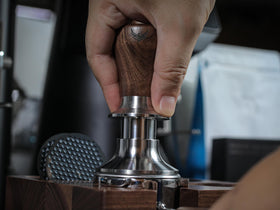 KNODOS walnut handle ergonomic design for comfortable tamping