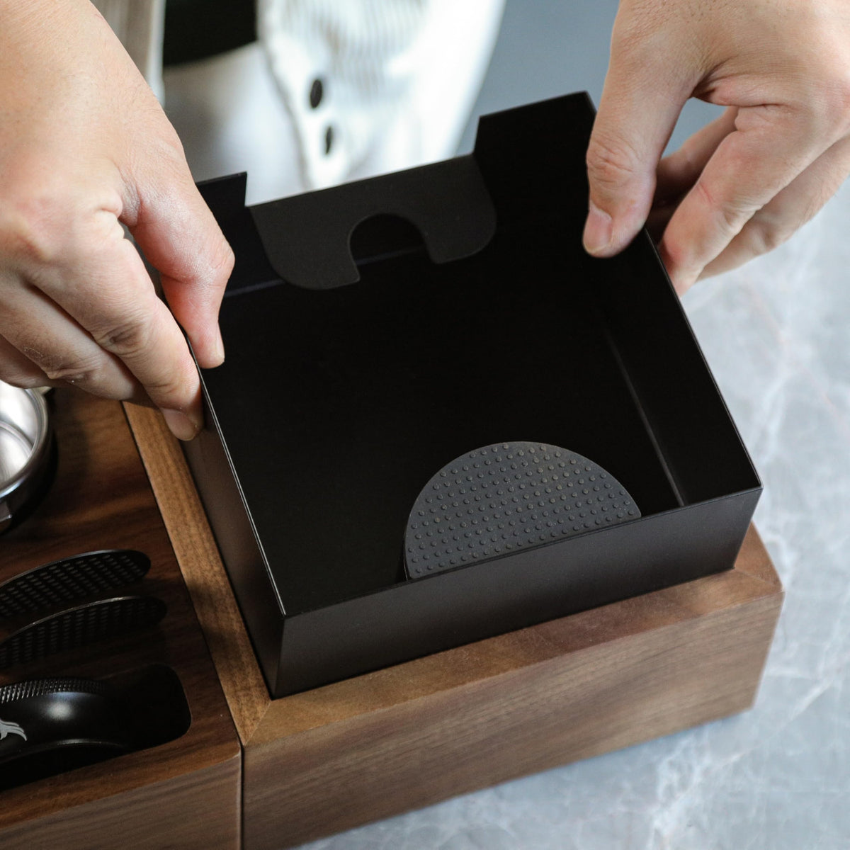 KNODOS compact base ensures a non-slip, stable station during busy morning shots