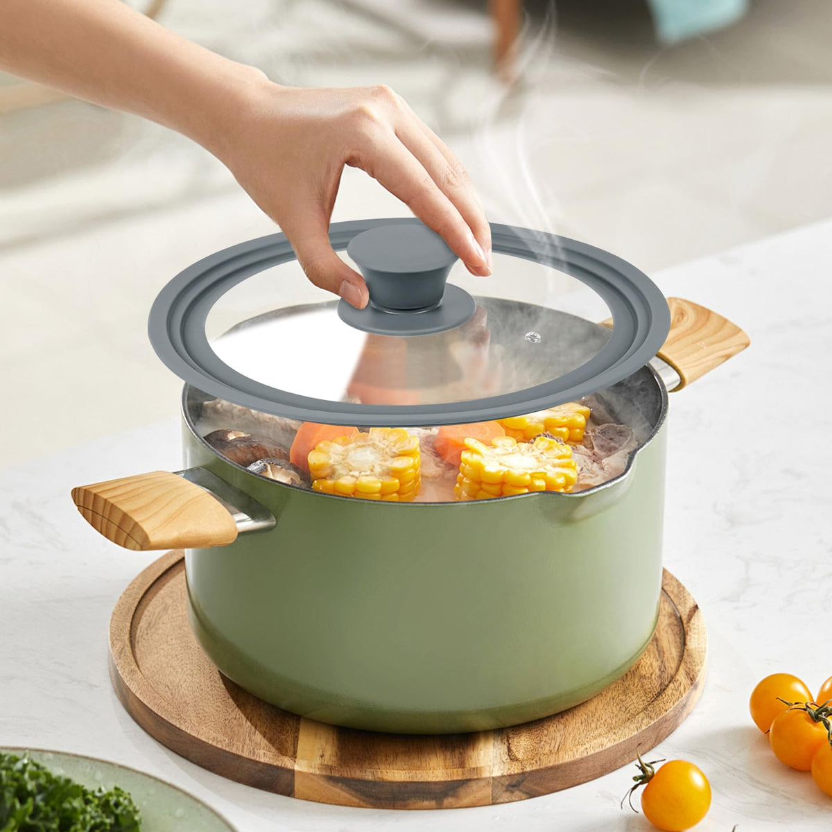 Komokeru lid saves cabinet space by fitting multiple pot sizes.