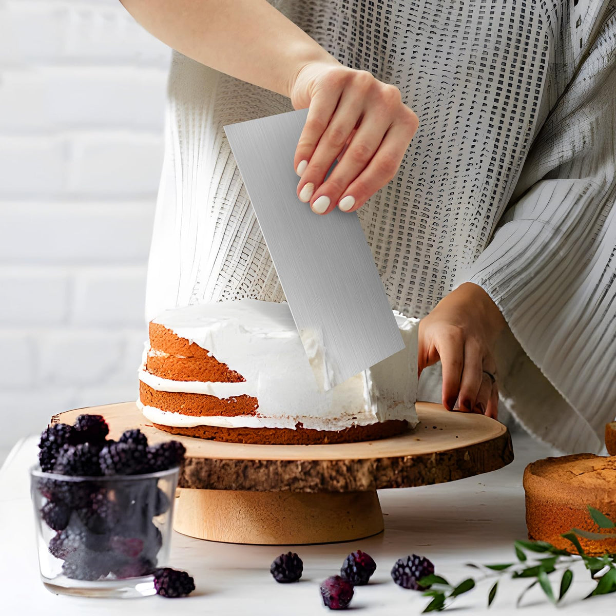 Komokeru smooth surface enables quick cleaning and effortless icing smoothing.