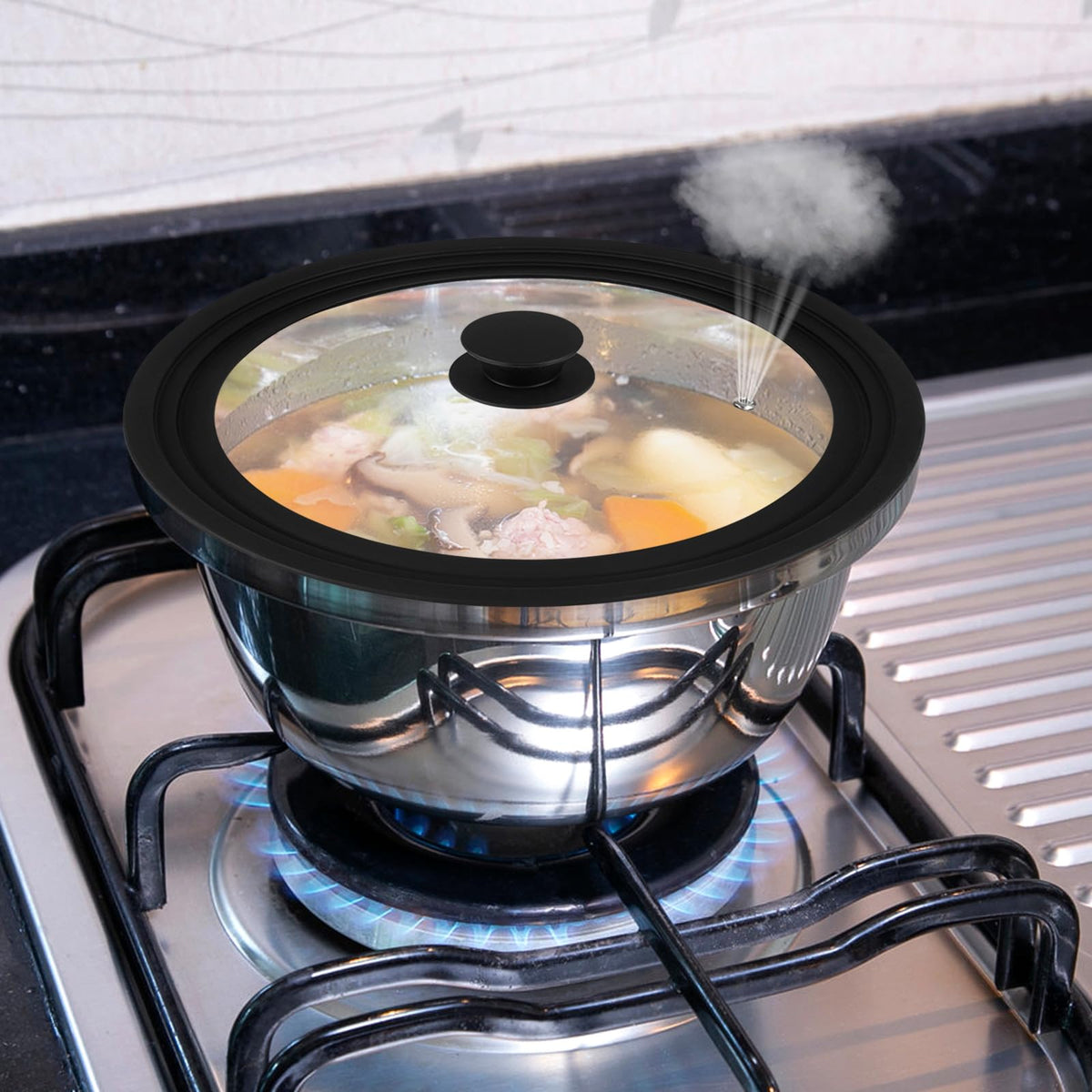 Komokeru universal lid on an 11-inch pot, fits stock pots and woks