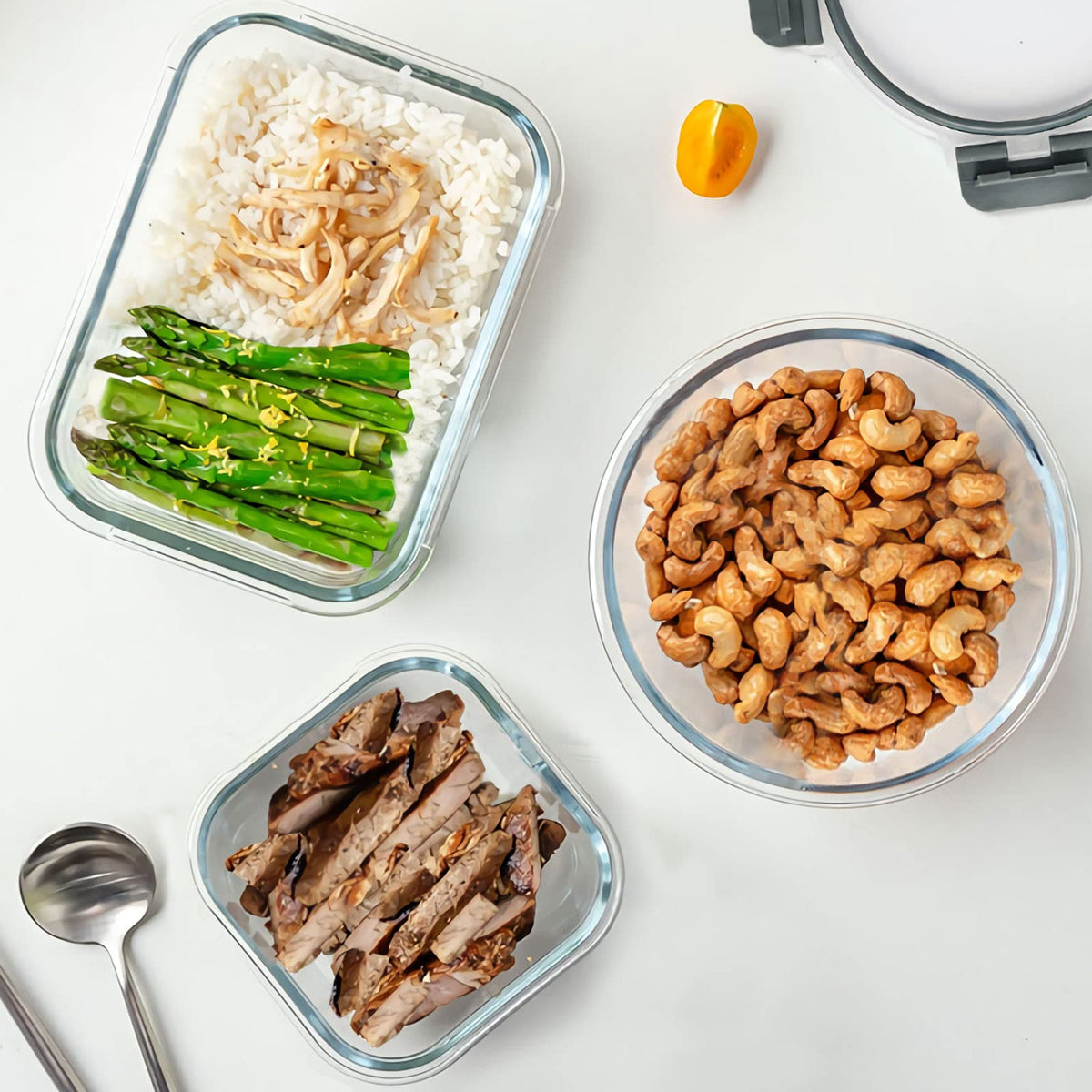 KOMUEE lids closed to demonstrate leakproof sealing and freshness.