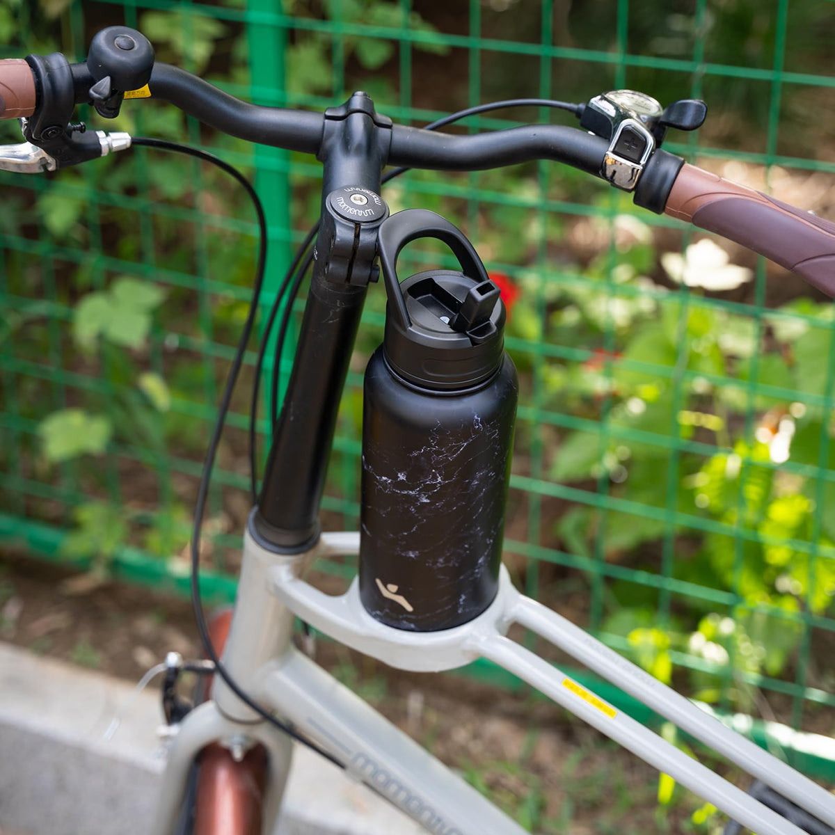 Konokyo sip lid promotes hot drinks securely at the office or home.