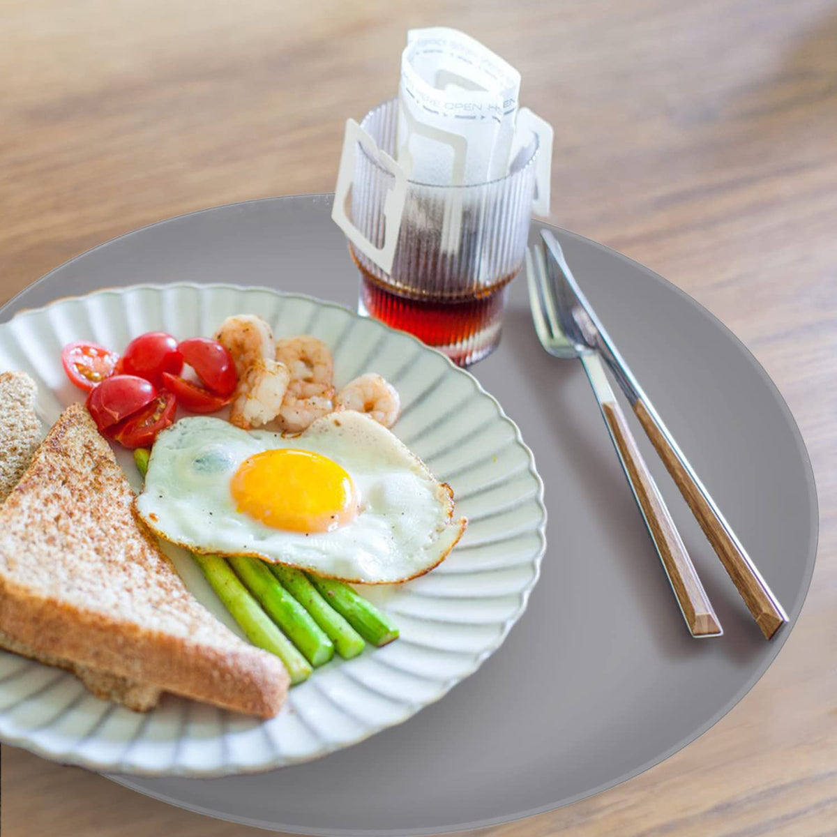 KooMall dish drying mat dries dishes quickly and neatly.