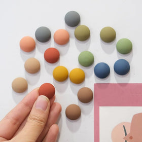 KROYSEA fridge magnets on door showcase colorful notes without damage.