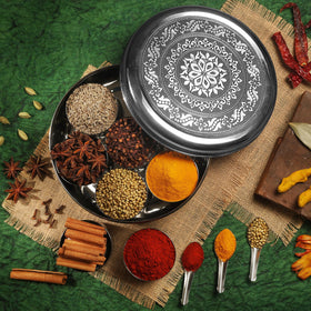 KSJONE spice box lid seals freshness and keeps contents dust-free.