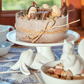 LA JOLIE MUSE handcrafted Easter decor on a dining table