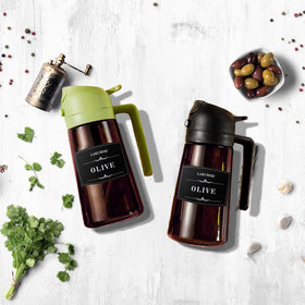 LAKUMIQI olive oil sprayer demonstrates fine mist for dressings and sautéing