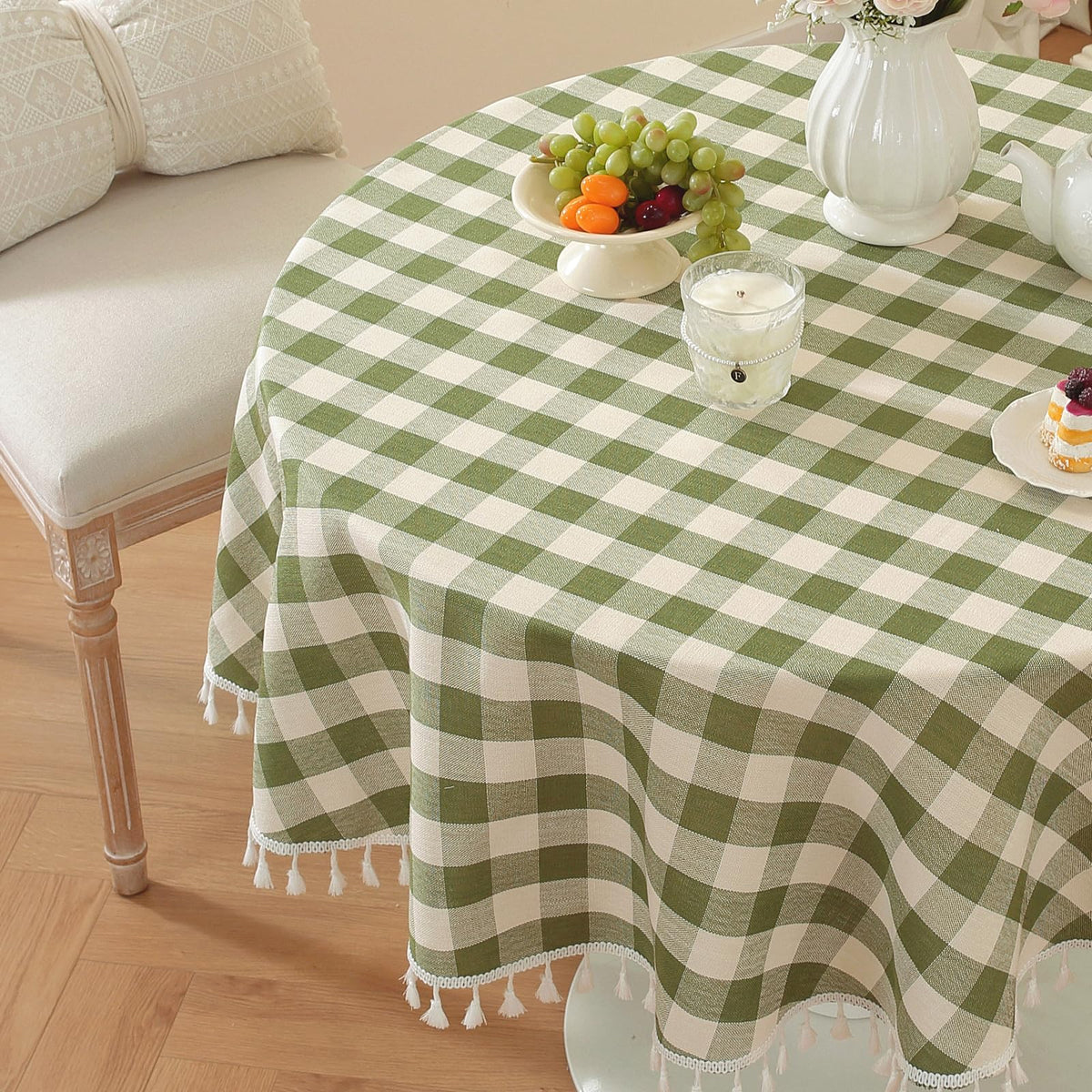 Laolitou tassel-edge round tablecloth adds elegant fringe detail.