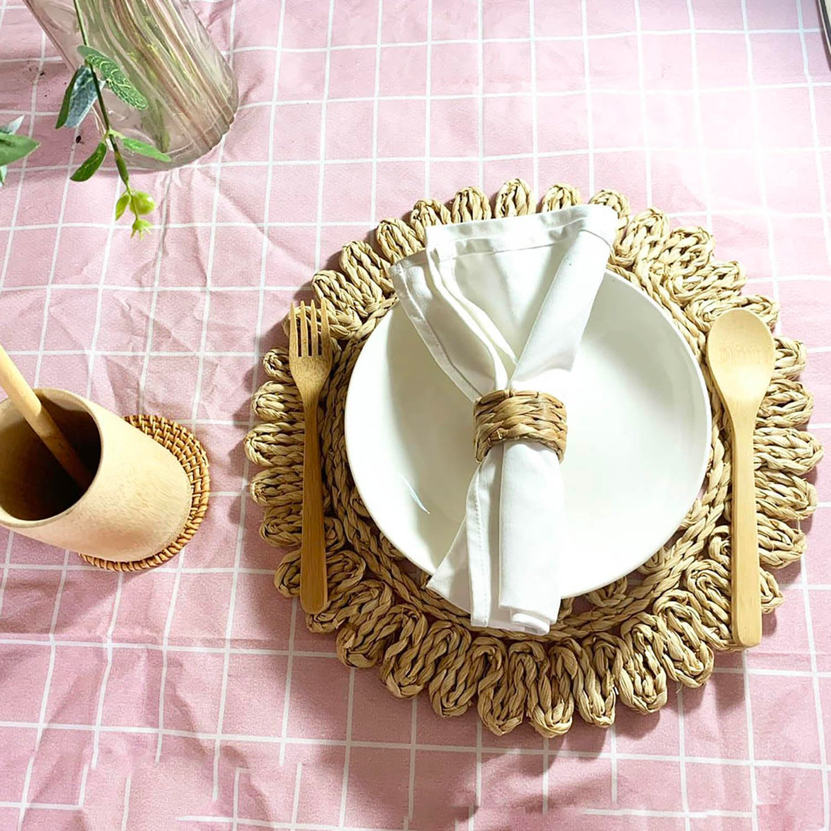 Laquedecraft natural fiber napkin rings highlight sustainable decor for daily meals
