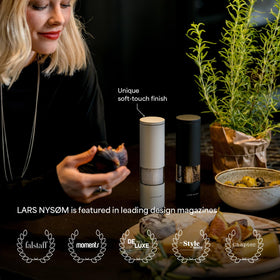 Lagom grinder bottom cap design reduces crumbs and keeps surfaces clean during seasoning.