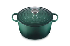 Le Creuset Signature Deep Round Oven exterior in Artichaut with durable enamel.