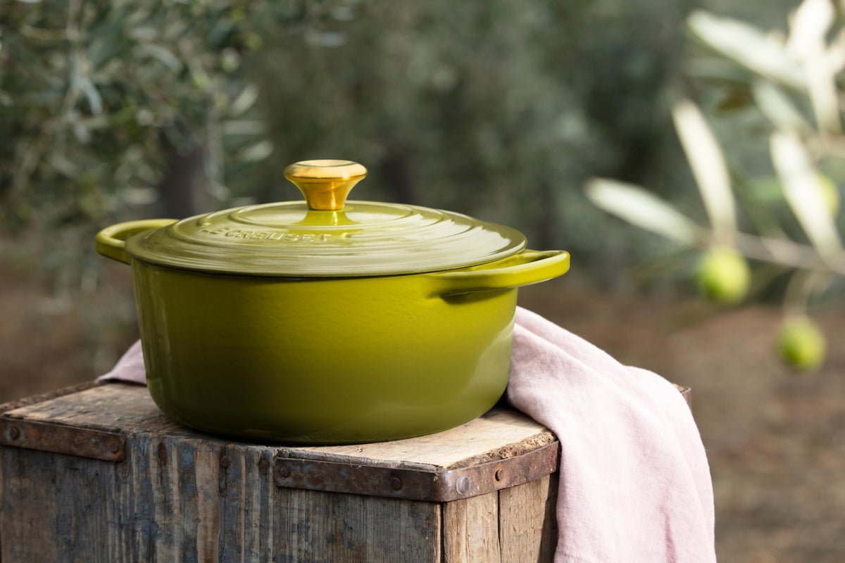 Le Creuset Signature Gold Knob Large installation demonstrates easy replacement on cast iron cookware.