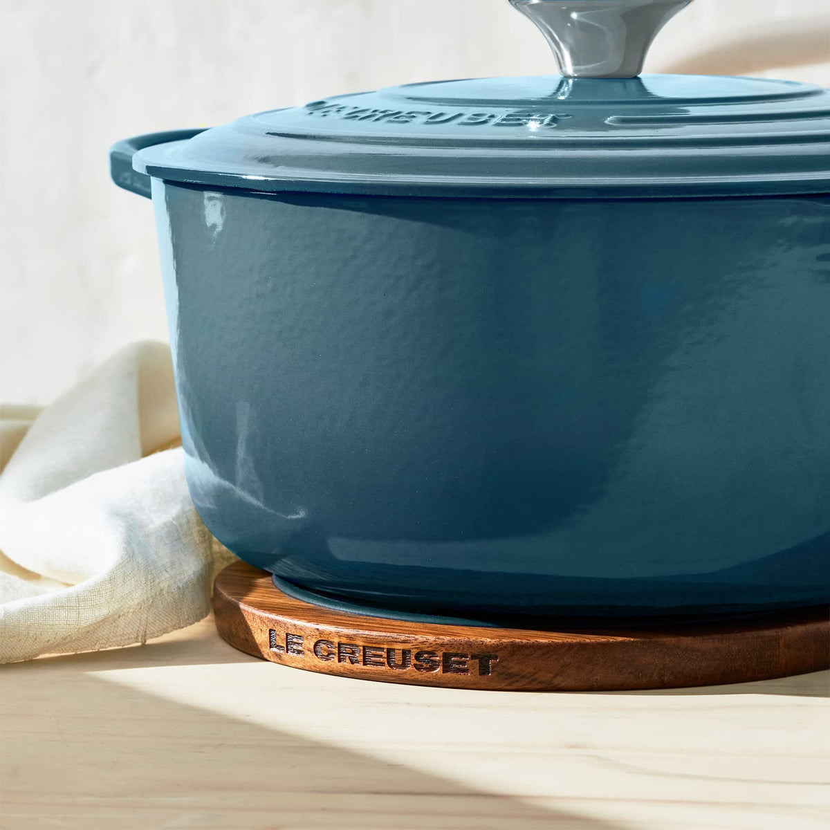 Le Creuset trivet demonstrates heat resistance up to 482°F for safe placement.