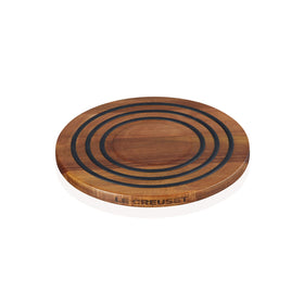 Le Creuset trivet top-detail with silicone rings for heat cushion and airflow.
