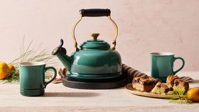 Le Creuset Vancouver mug Artichaut in hand; comfortable grip for cozy mornings