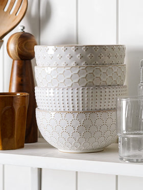 LE TAUCI Arctic White chip-resistant glaze ensures durability during everyday use.