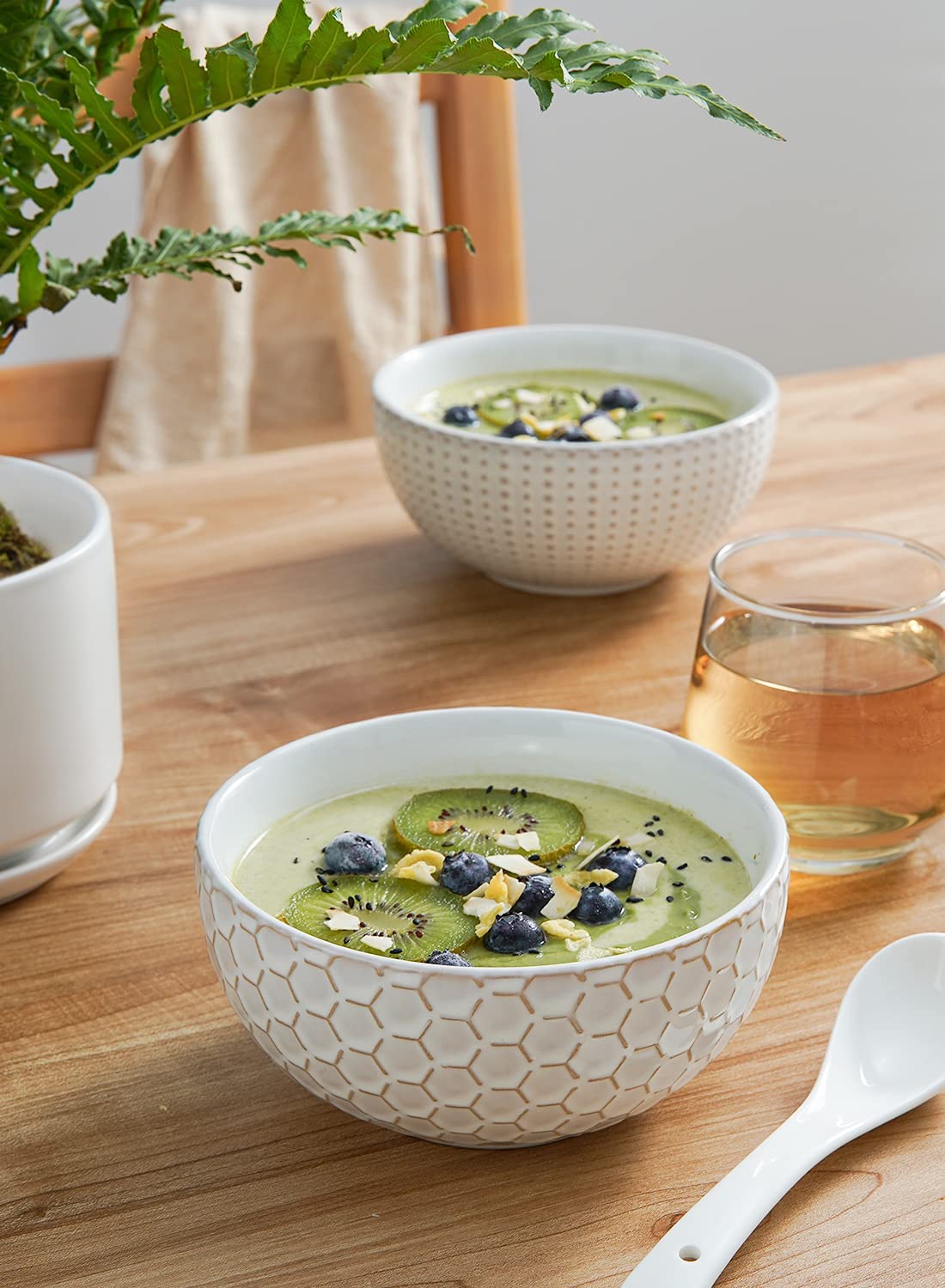 LE TAUCI Arctic White dishwasher-safe bowl easy to clean after gatherings.