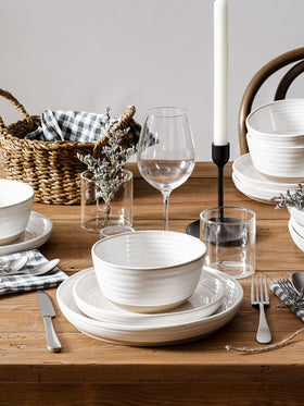LE TAUCI Arctic White bowls pair well with other dinnerware for cohesive tablescapes.