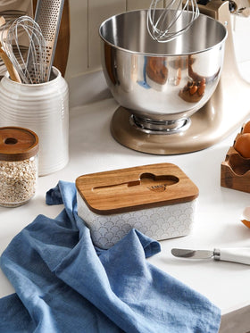 LE TAUCI butter knife included for easy spreading.