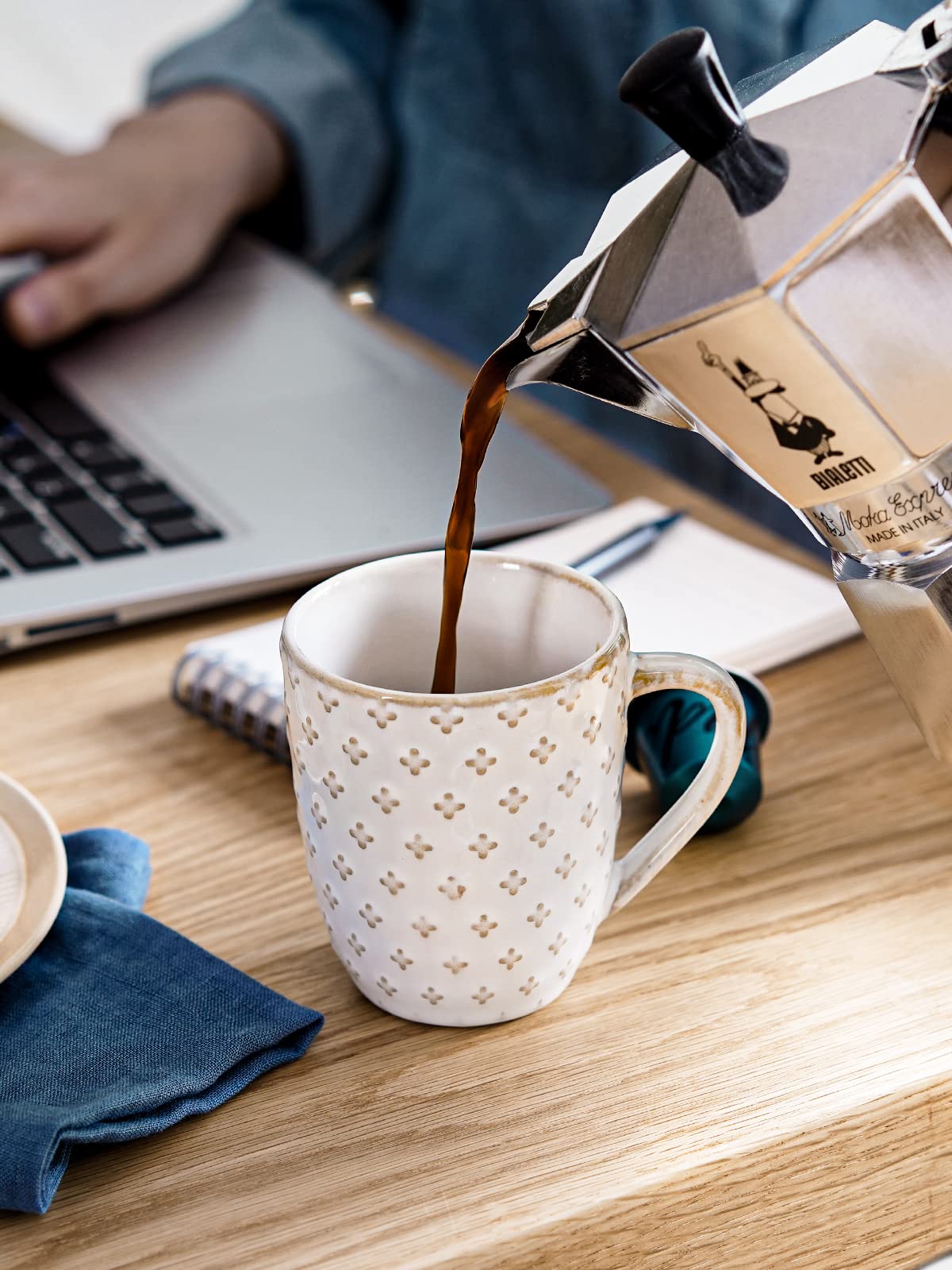 LE TAUCI mug interior white glaze shows coffee color clearly.
