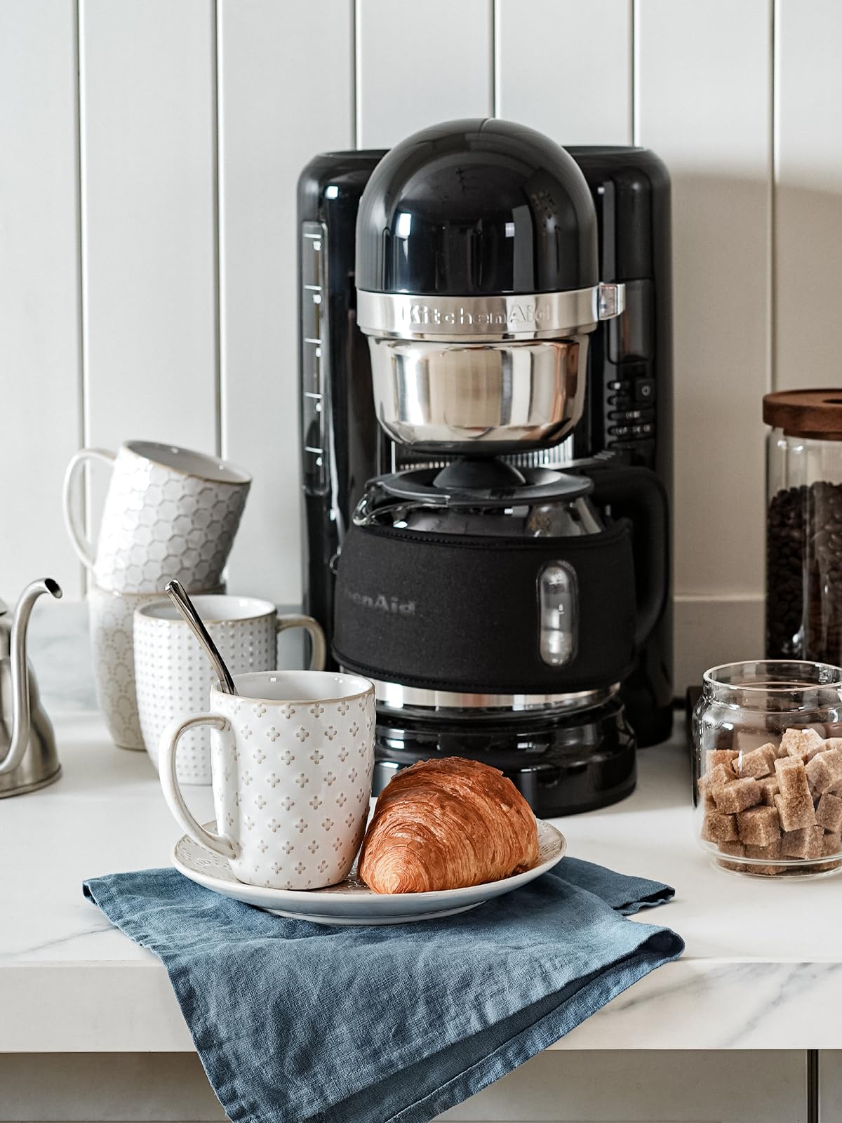 LE TAUCI Arctic White mug with thick walls for better heat retention.