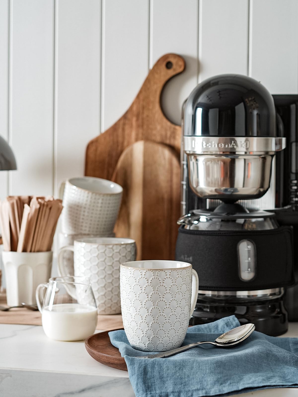 Arctic White interior highlights coffee color in LE TAUCI mug