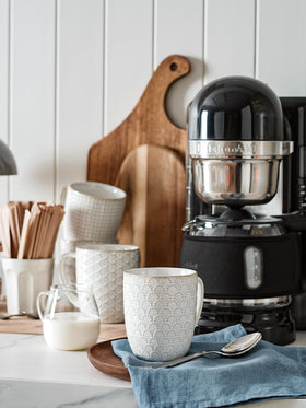Arctic White interior highlights coffee color in LE TAUCI mug