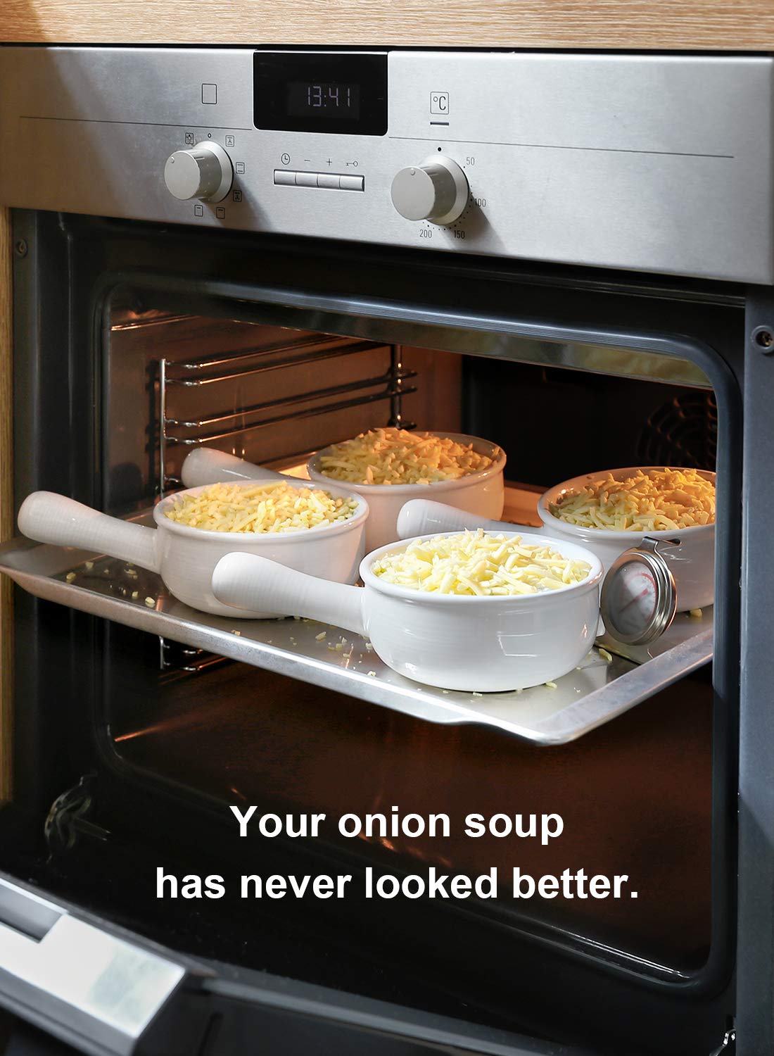 LE TAUCI easy-grip handle bowl ensures secure grip when serving.