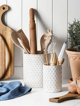 LE TAUCI farmhouse design complements kitchens and gift-worthy occasions