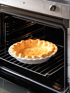 LE TAUCI Fluted rim pie dish provides easy dough crimping and grip